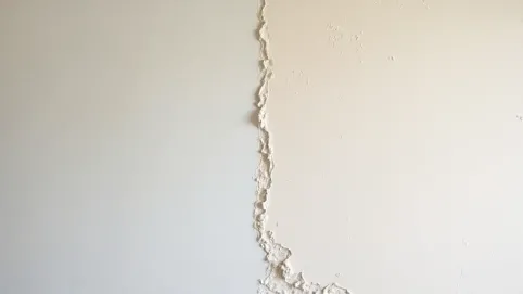 czy przed gipsowaniem gruntować ściany