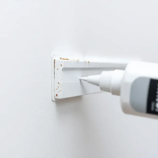 Czym przykleić listwę plastikową do ściany