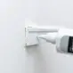 Czym przykleić listwę plastikową do ściany