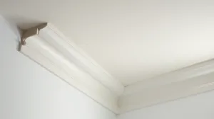 jak przyciąć listwy styropianowe przysufitowe
